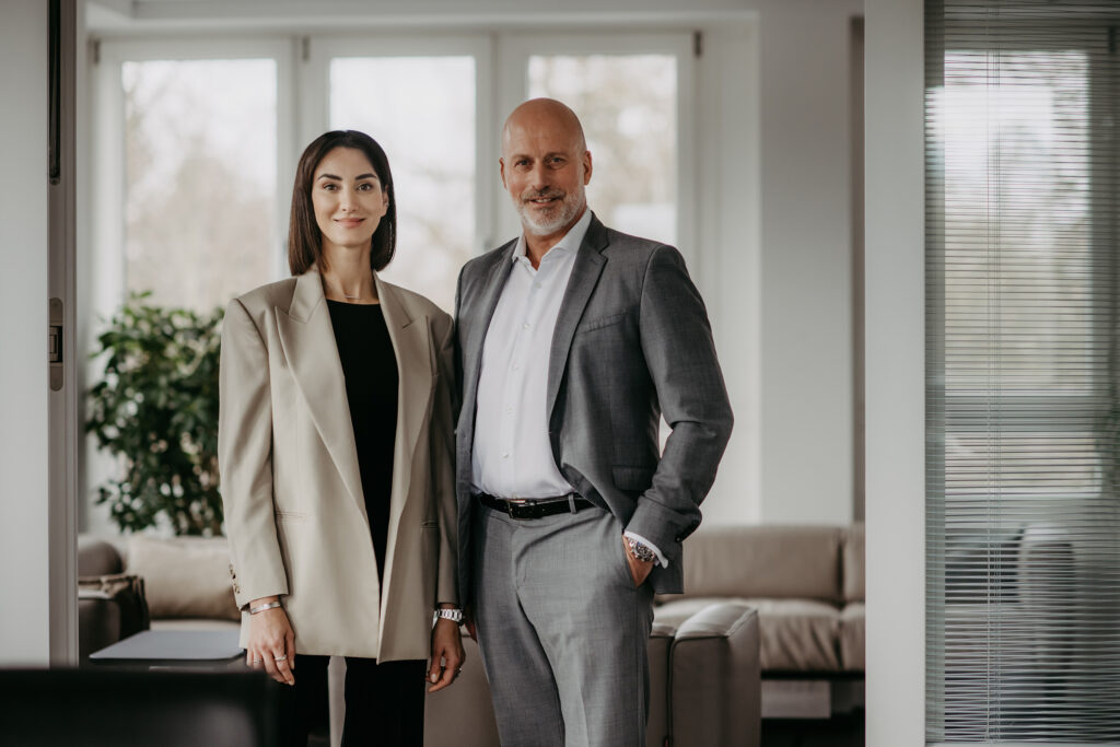 Das Bild zeigt Pervin Persenkli und Dr. Matthias Hallweger von der HMW Kapitalanlagen